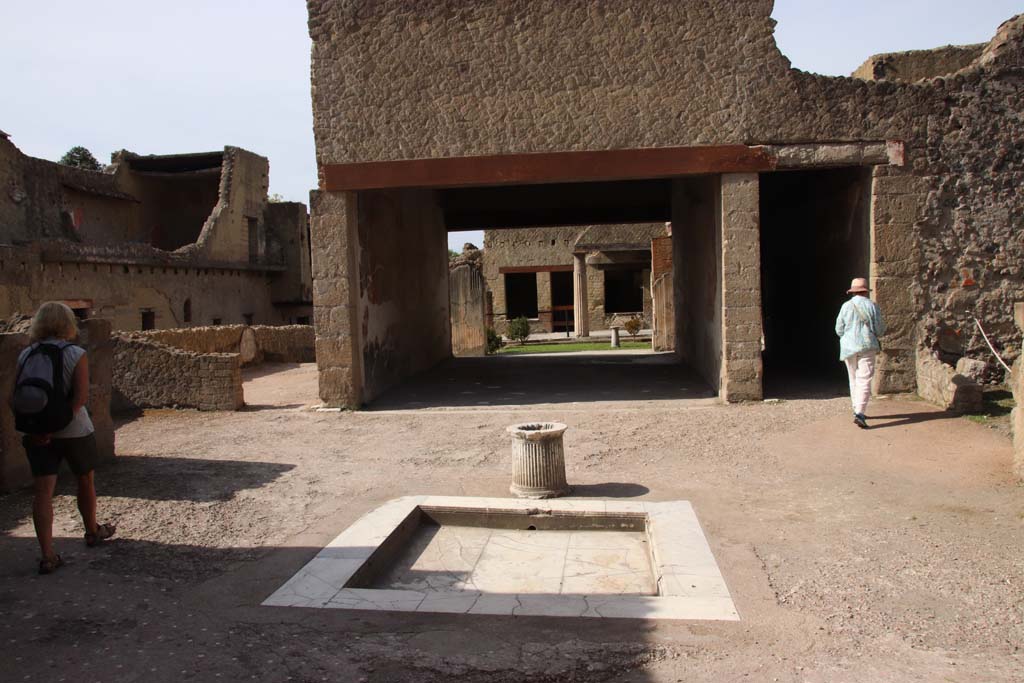 VI.13 Herculaneum, September 2017. Looking south across atrium towards tablinum. Photo courtesy of Klaus Heese.
On the west side, right, of the tablinum is a corridor that would have led through to the peristyle.
On the right, the west ala can just be seen – a kitchen, set up in place of the original ala 7.